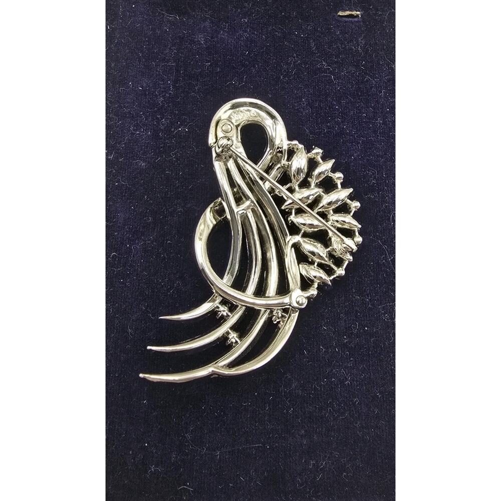 Exquisite Vintage Crown Trifari silver tone brooch w/baguette & Marquis crystals - Picture 2 of 5
